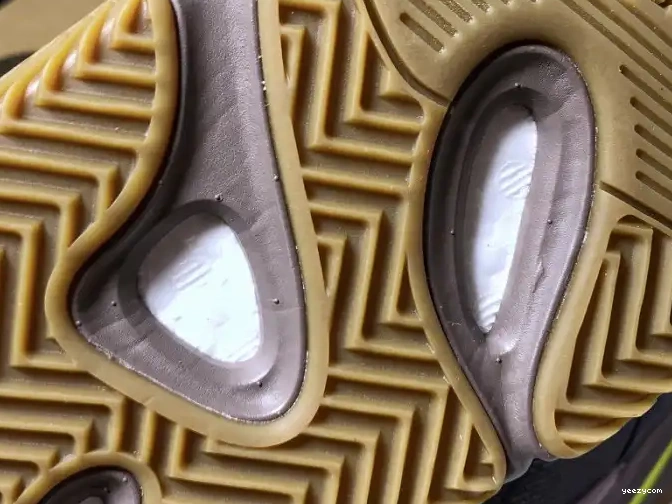 700 Adidas Yeezy EE9614 Boost Runner 